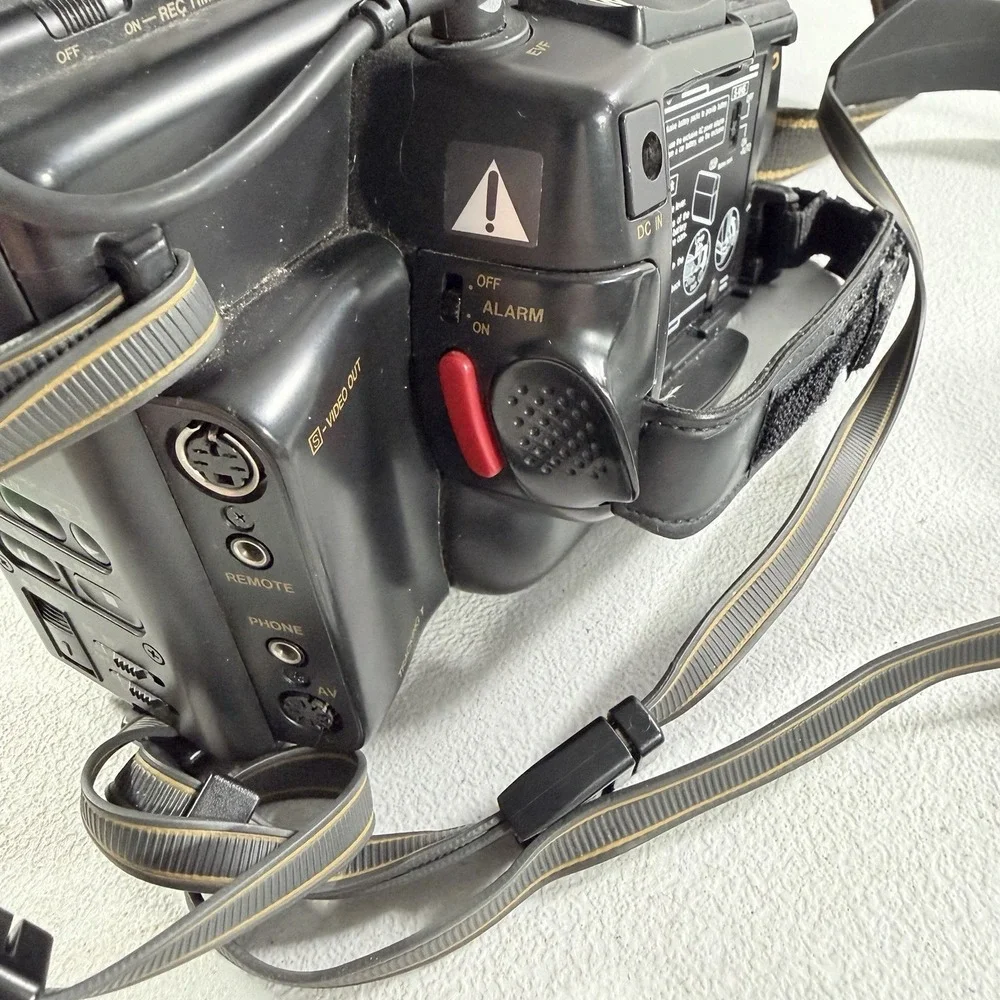 JVC GR-S55U S-VHS VHSC Camcorder Video Camera W/ Hard Case POWERS ON READ